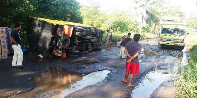 Truk-Terbalik