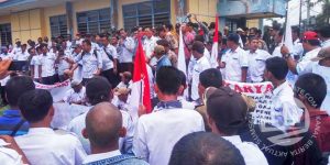 Aksi demo ratusan karyawan PT Mitra Ogan (MO) ke Dinas Tenaga Kerja Kabupaten Ogan Komering Ulu (OKU)