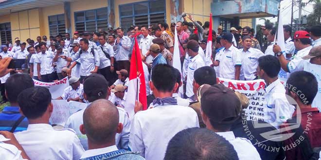 aksi-demo Aksi demo ratusan karyawan PT Mitra Ogan (MO) ke Dinas Tenaga Kerja Kabupaten Ogan Komering Ulu (OKU)