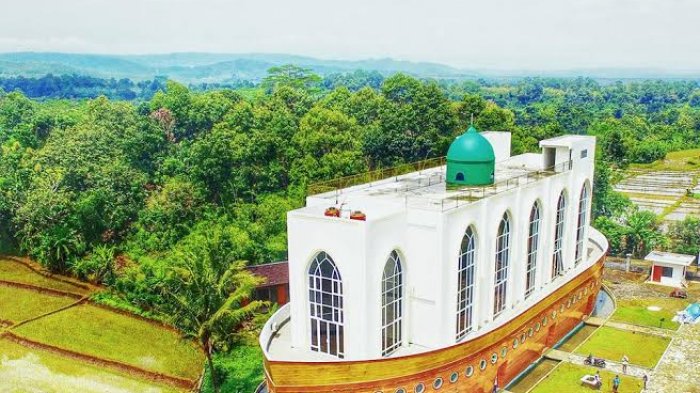 safinatun-nazah-masjid-berbentuk-perahu-di-tengah-sawah_tribun joga