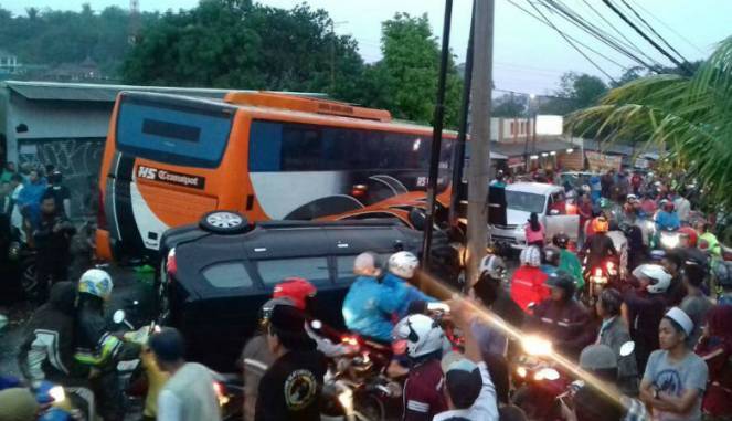 58fb58422958c-kecelakaan-bus-di-megamendung-bogor-jawa-barat_663_382