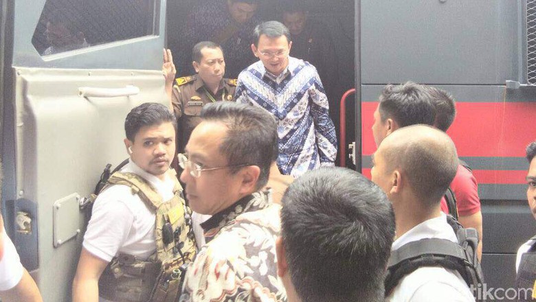 Ahok dibawa menggunakan mobil tahanan Kejaksaan.