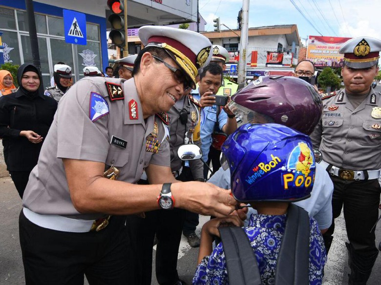 Kakorlantas Irjen Royke Lumowa saat membagikan helm gratis