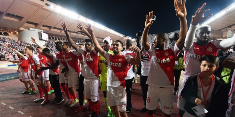 Para pemain AS Monaco rayakan keberhasilan menjuarai Liga Prancis
