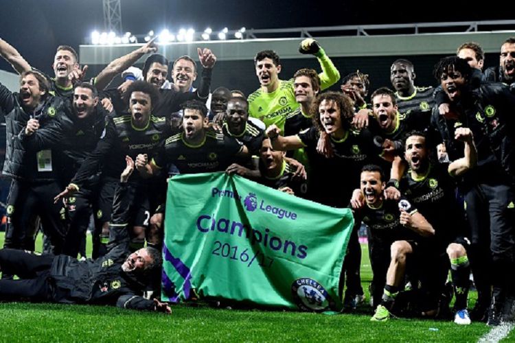 Para pemain Chelsea merayakan gelar juara Premier League