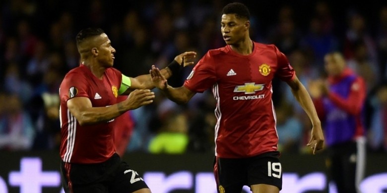Penyerang Manchester United Marcus Rashford (kanan)