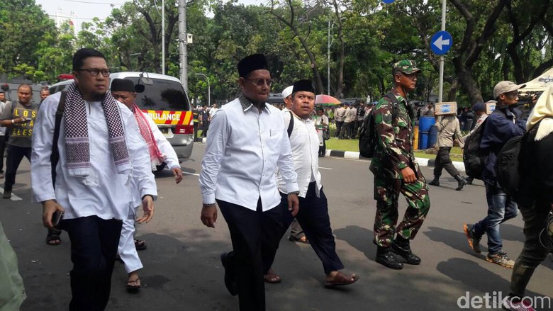Perwakilan delegasi aksi 55 masuk ke dalam gedung MA