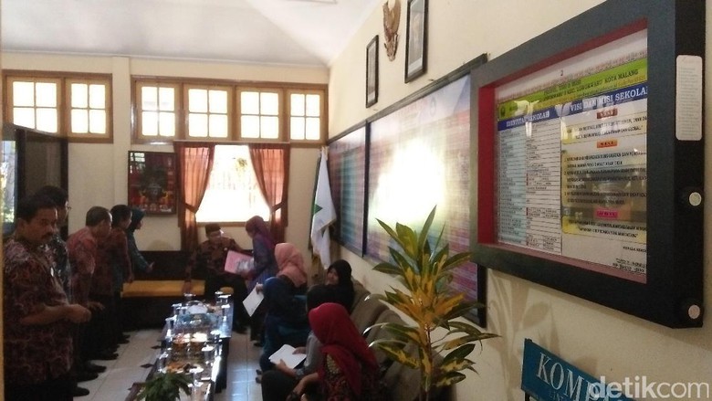 Sejumlah pejabat mendatangi SD Lowokwaru Malang