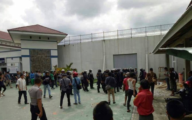 Suasana mencekam Lapas Sialang Bungkuk Pekanbaru Riau Jumat