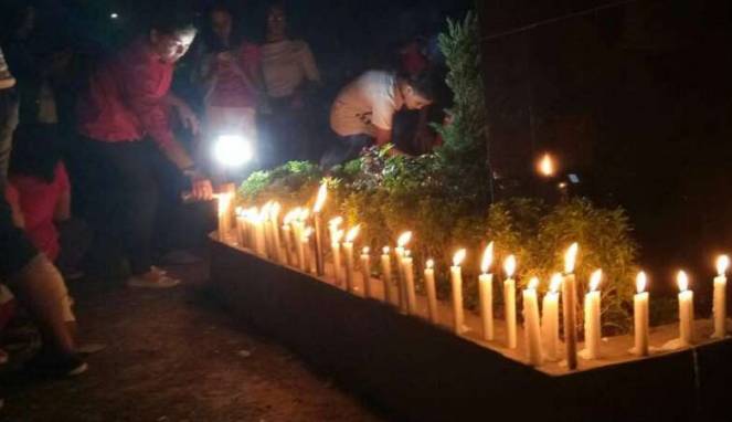 Warga-menyalakan-lilin-di-depok -vivacoid