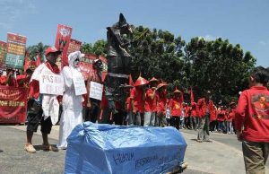 aksi teatrikal buruh di Monpera Palembang, senin 1-5-17