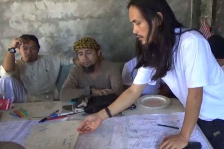Abdullah Maute (Berdiri) dan Isnilon Hapilon