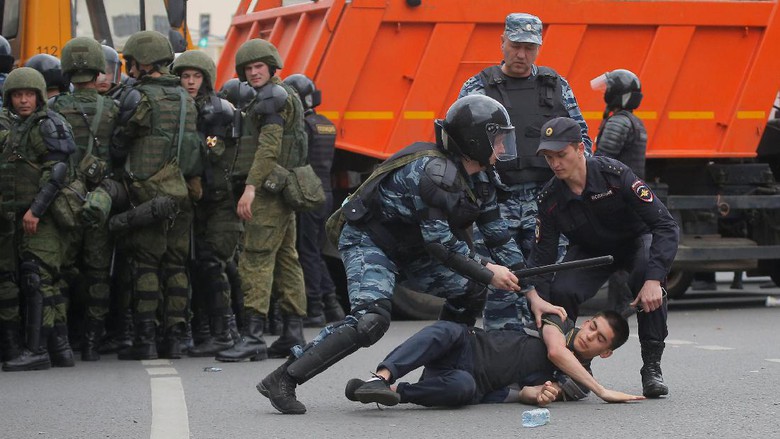 Polisi mengamakan demonstran