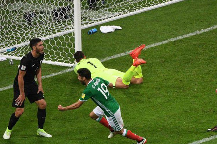 Selebrasi striker tim nasional Meksiko Oribe Peralta (19)