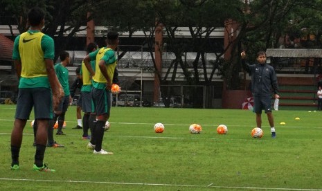 pelatih-luis-milla-memberikan-instruksi-kepada-pemain-timnas-u-22-_170222221820-602