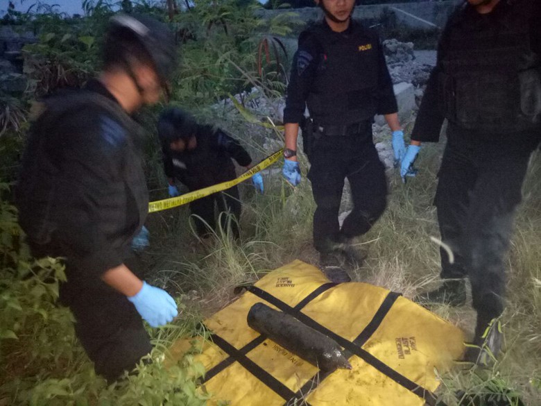 Anggota Brimob saat temukan mortir yang masih aktif