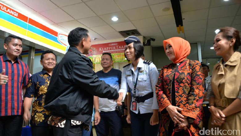 Elisabeth Wehantouw bersama Kapolri Jenderal Tito Karnavian.