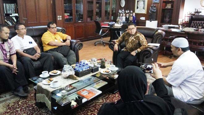 Fadli Zon saat menerima pengaduan keluarga mahasiswa yang ditahan di Mesir