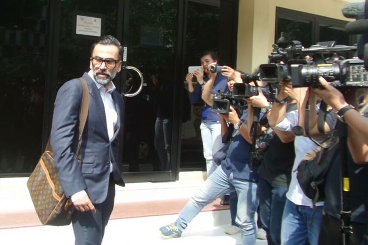 Jeremy Thomas usai melaporkan kasus penganiayaan yang menimpa puteranya.
