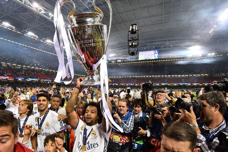 Marcelo saat mengangkat trofi Liga Champions