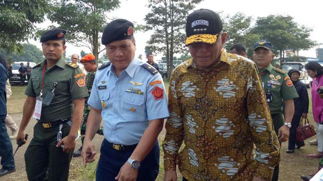 Menhan Ryamizard Ryacudu saat meninjau Uji Coba Pesawat Tanpa Awak