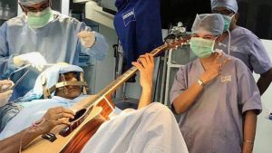 Operasi sambil main Gitar