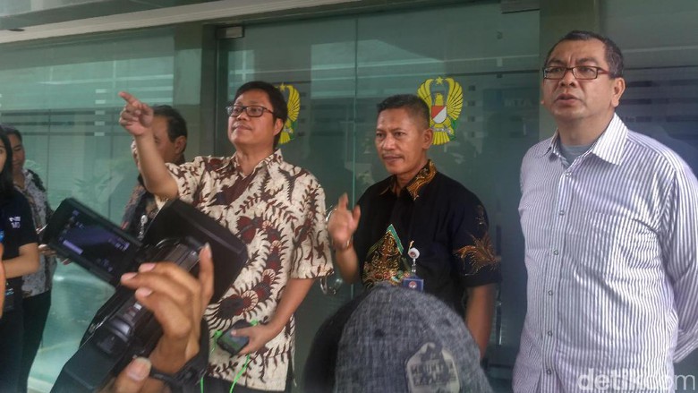 Reza Falepi saat menjenguk Hermansyah (kanan).