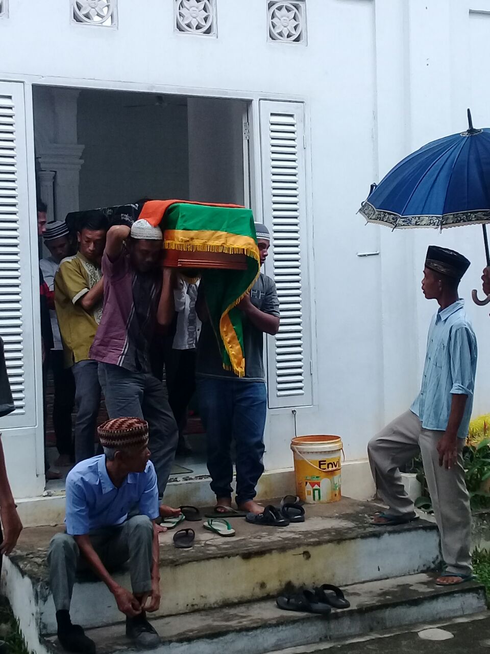 Almarhumah Tuti usai di Sholatkan di Mesjid Al Marwah Tg.Atap Barat
