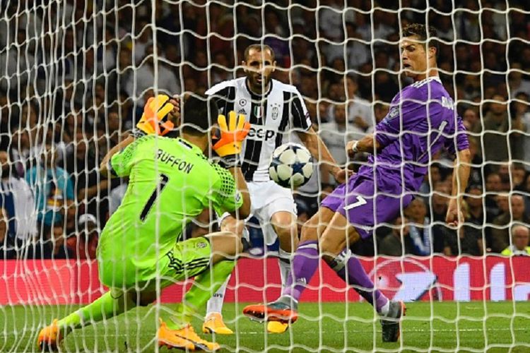 Cristiano Ronaldo mencetak gol ketiga Real Madrid ke gawang Juventus