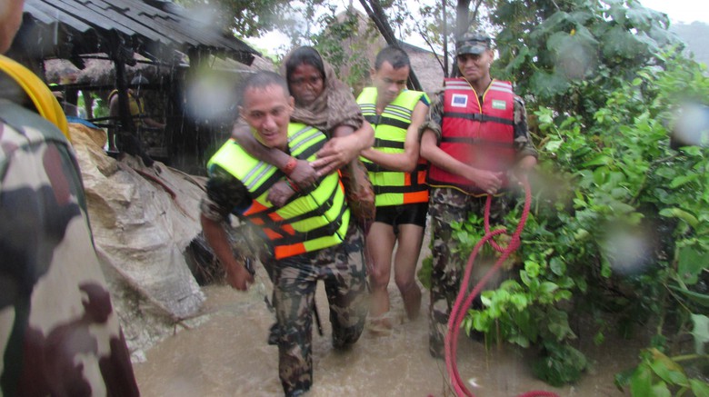 Evakuasi korban banjir bandang di India dan Nepal