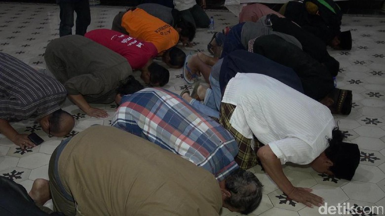 PNS melakukan sujud syukur