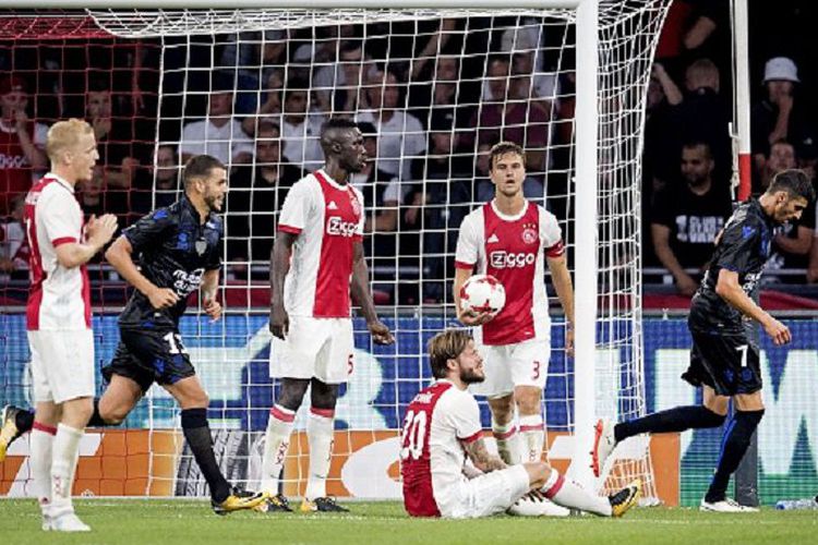 Para pemain Nice merayakan gol ke gawang Ajax Amsterdam