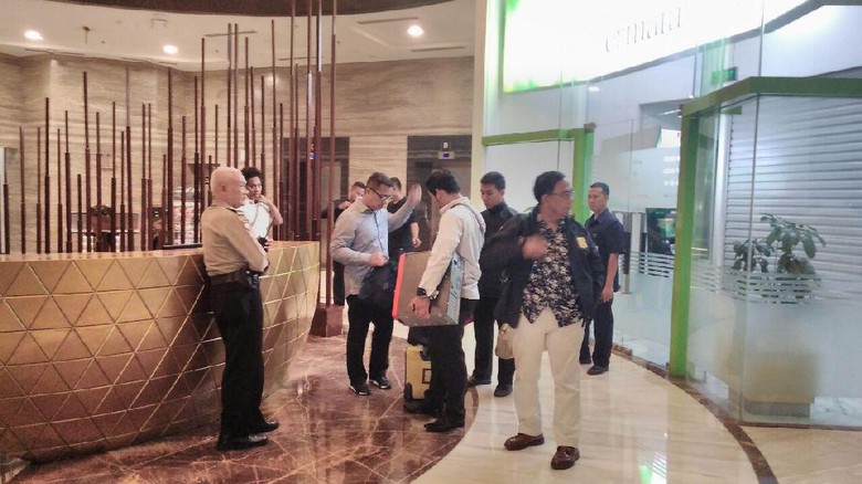 Petugas saat mendatangi dan menggeledah kantor First Travel di Jakarta