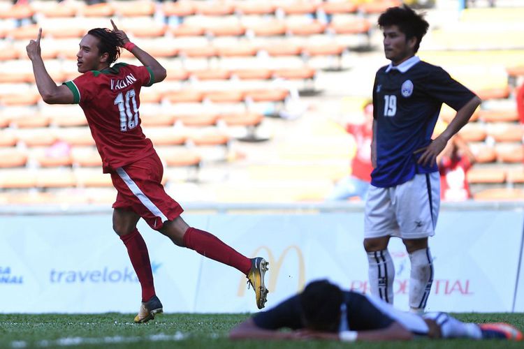 Selebrasi Pemain Timnas Ezra Walian usai mencetak gol ke gawang Kamboja.