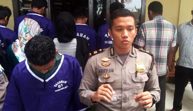 Tersangka pesta narkoba tertunduk saat gelar perkara
