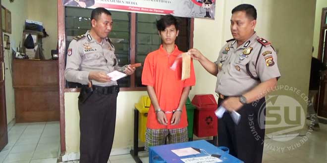 Tersangka Ardiansyah saat diamankan petugas.