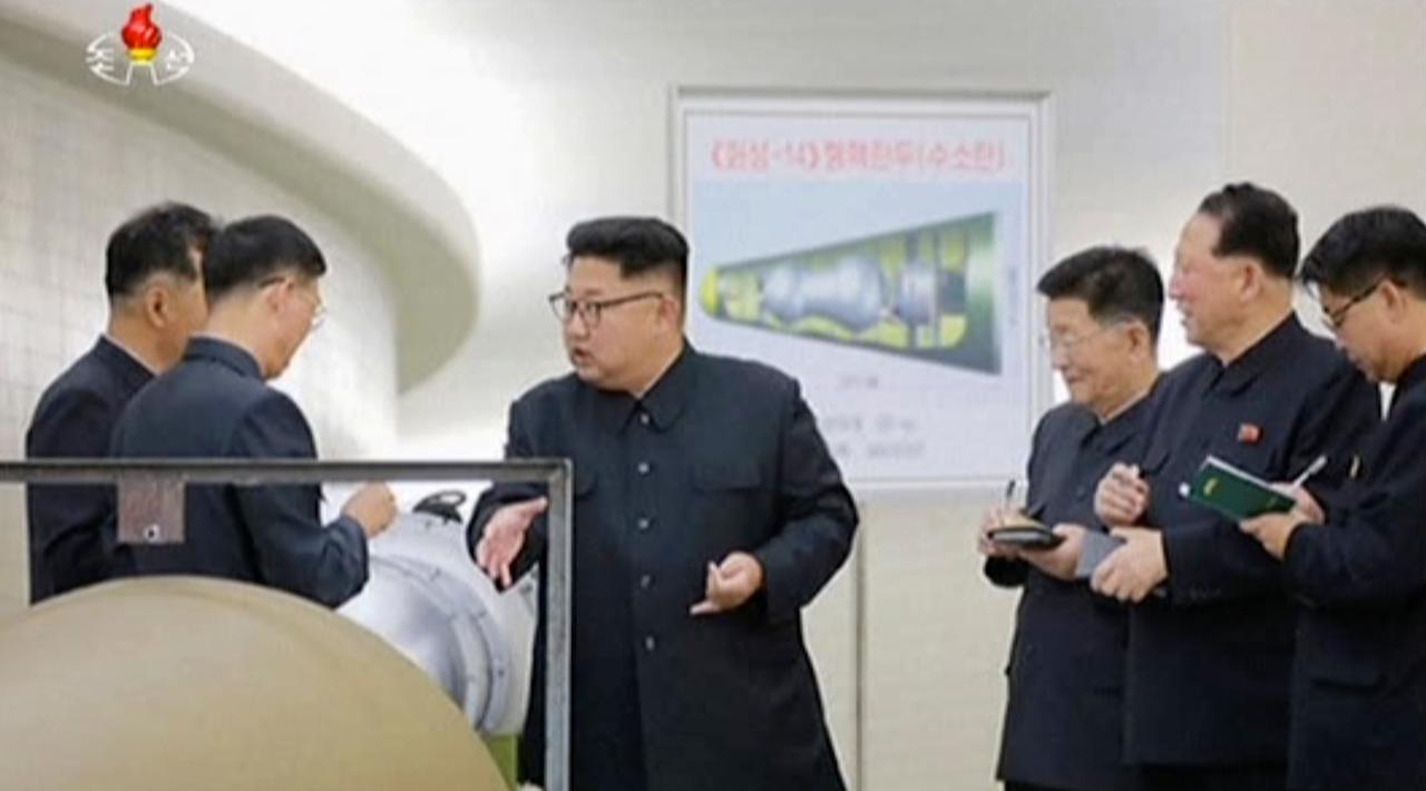 096681900_1504427262-Kim-Jong-un-Pantau-Pembuatan-Bom-Hidrogen4
