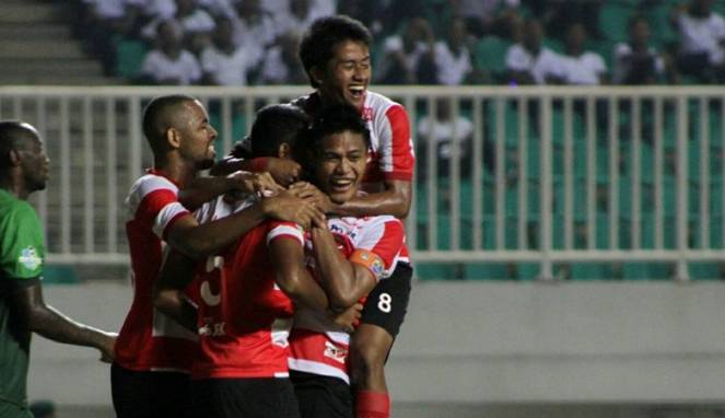 59c0caa6dd7c7-pemain-madura-united-merayakan-gol-ke-gawang-ps-tni_663_382