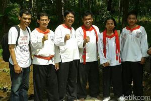 Deni Rono, ketiga dari kiri