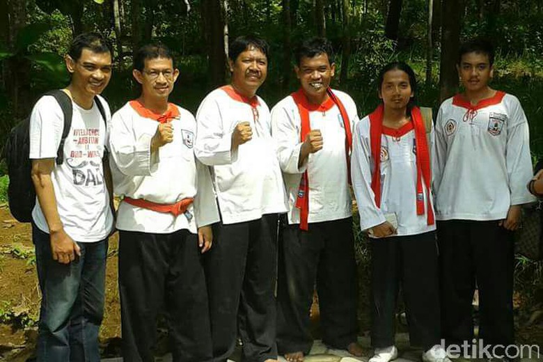 Deni Rono, ketiga dari kiri