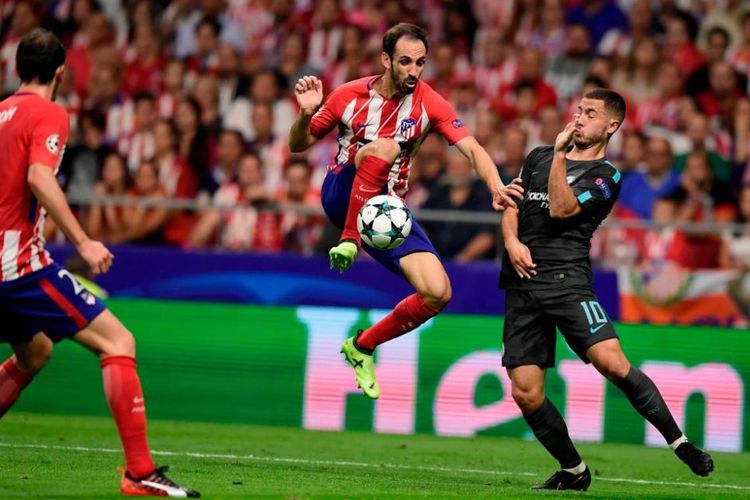 Eden Hazard menghidar dari upaya clearance Juanfran pada pertandingan Liga Champions