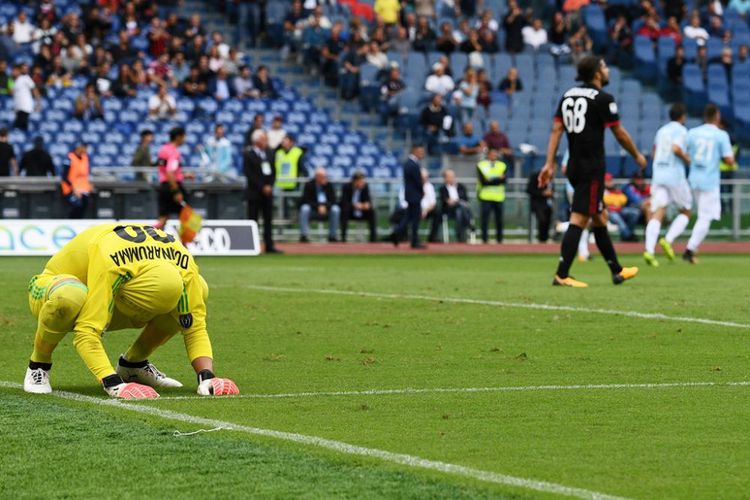 Gianluigi Donnarumma meratapi gol ke gawangnya saat AC Milan kalah telak dari Lazio