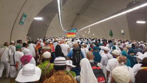 Jemaah melintasi terowongan Mina sebelum melempar jumrah