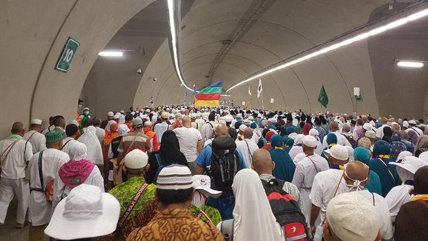 Jemaah melintasi terowongan Mina sebelum melempar jumrah