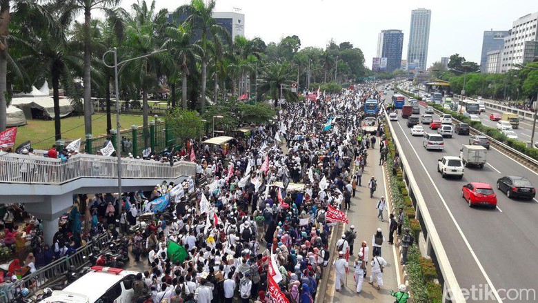 Massa aksi 299 di depan gedung DPR