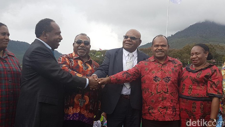Paslon nomor 1 Yustus Wonda dan Bupati terpilih Yuni Wonda bersama Bupati Henock Ibo melakukan salaman perdamaian di hadapan warga dan para undangan