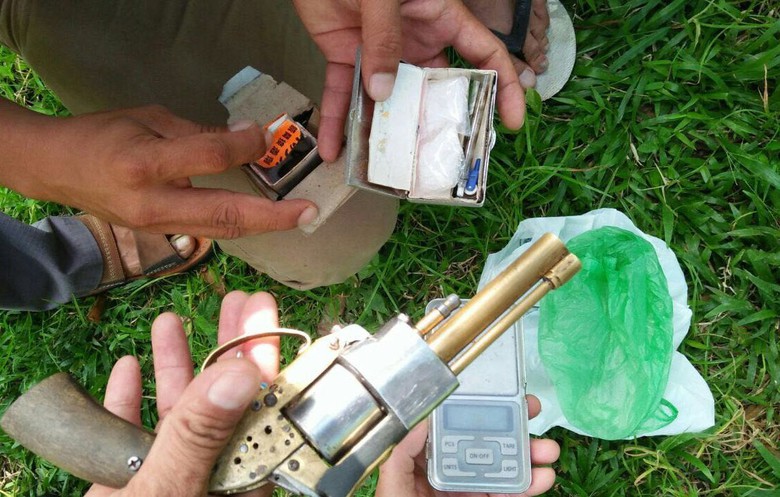Pistol rakitan yang ditemukan petugas