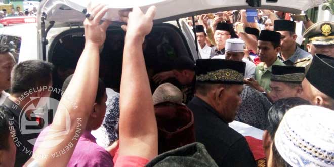 Turunkan-jenazah-Romi-Herto