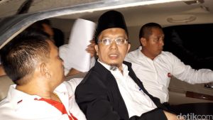 Ustaz Alfian Tanjung di dalam mobil yang membawanya ke Polda Jatim