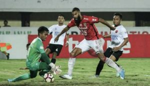 599040dd16a68-penyerang-bali-united-sylvano-comvalius-tengah_663_382